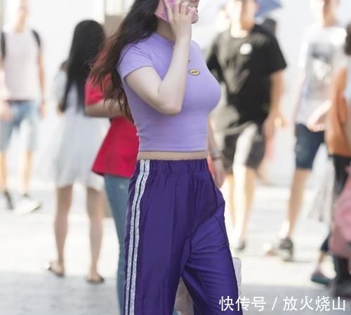 紫色|街拍身材姣好的小姐姐,紫T恤搭配紫色运动裤,既休闲又时尚
