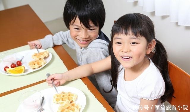 孩子|孩子在学校抢肉吃，老师群内直言家长家里伙食开好点，跟没吃过肉似的