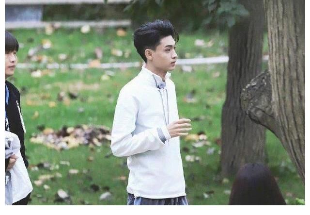 老秦|秦霄賢錄制奔跑吧，衣服單薄冷到攥緊拳頭