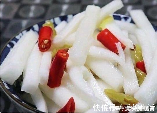 腌萝卜时，有人放盐有人晾晒，腌菜师傅教你1招，口感脆嫩又入味