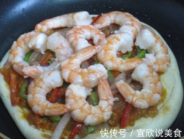 想吃披萨不用买,只需一个平底锅,自己做的也美味,让你食指大动