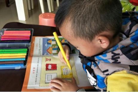 孩子们|老师让孩子画“妈妈的睡姿”,不料画风各种写实,宝妈:回家挨打