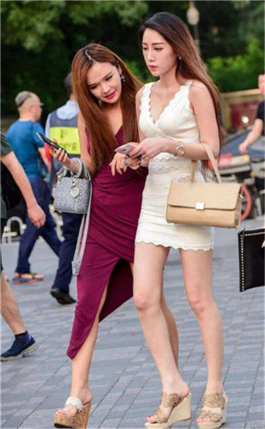 街拍：白色的阔腿裤很显美女的优雅大气，婉约又非常的别致，活力十足