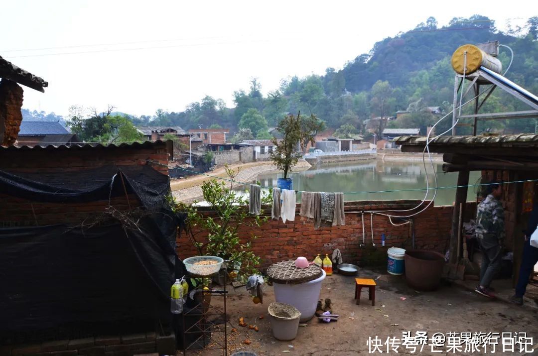 云南大山有个村庄，村民过着悠闲的生活，有些老人一辈子没出过山