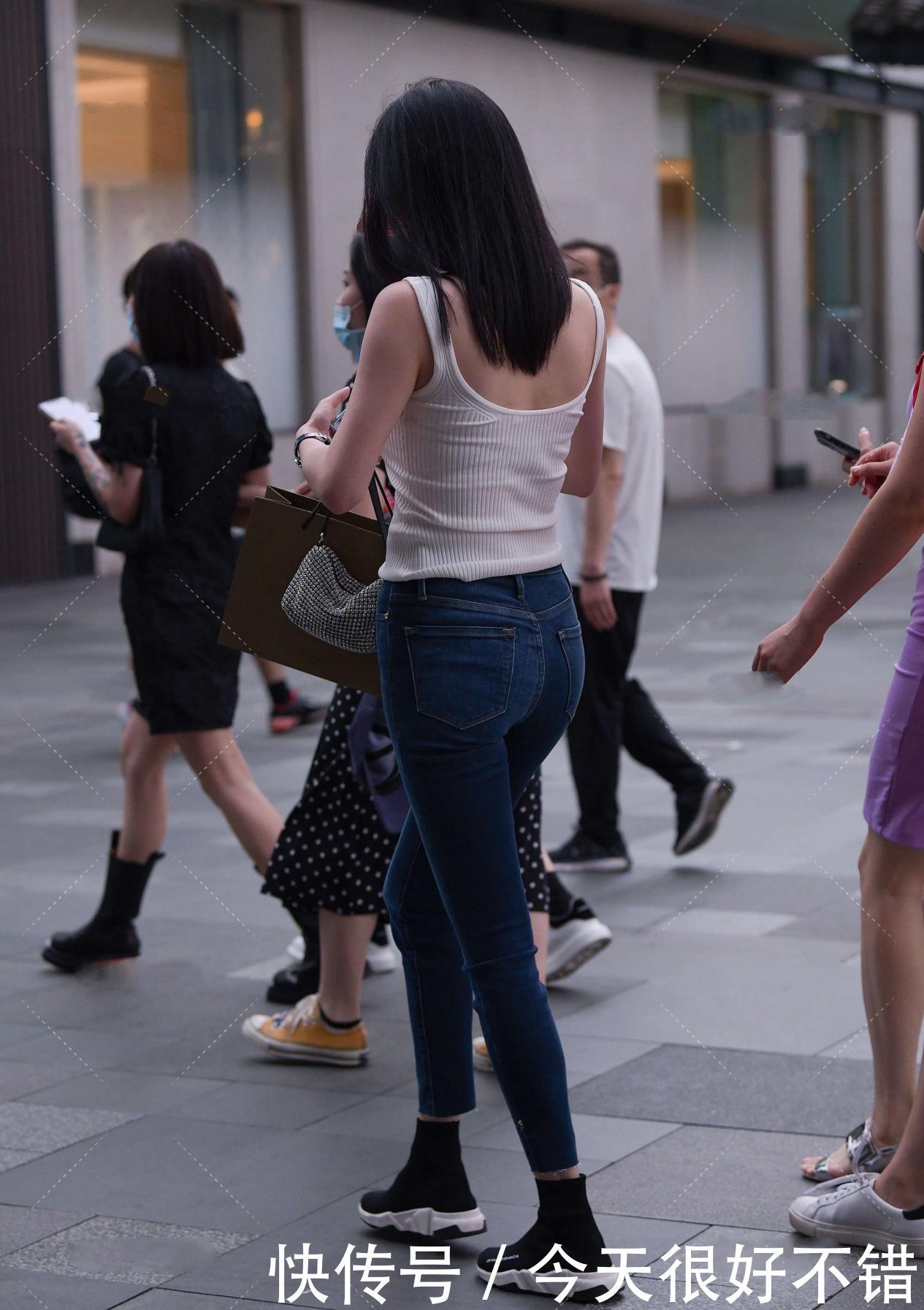 u型|白色u型领口背心，安全舒适，搭配深蓝牛仔裤，凸显身材优势