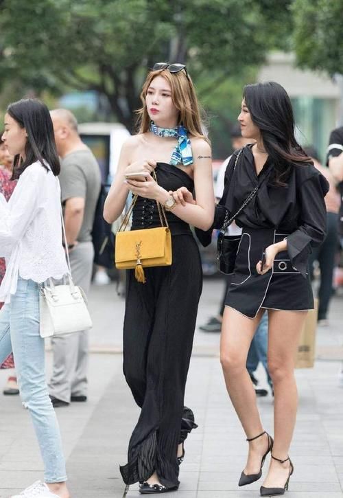 街头美女的“闺蜜式”穿搭,展现不一样的气质,高雅又时尚