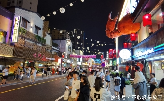 这条街26年前就是网红街,升级改造后更火了,漂亮姑娘排队打卡