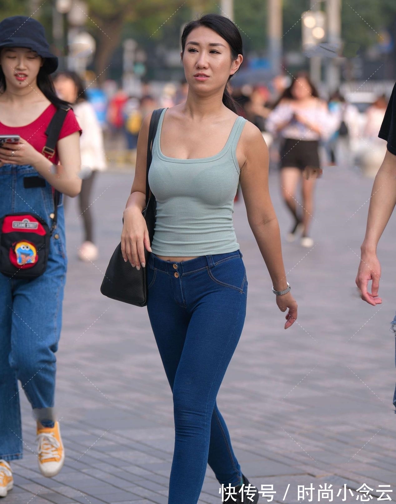 背心 豆绿色背心搭配深蓝牛仔裤,更显独特气场