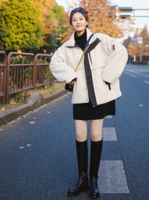 小姐姐|穿搭羊羔毛外套怎么穿出高级感?掌握这几套穿搭法则,好看又减龄!