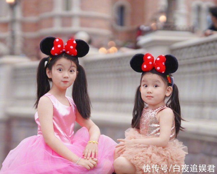 9岁的阿拉蕾晒近照，与妹妹同框合影好可爱，姐妹俩像共用一张脸