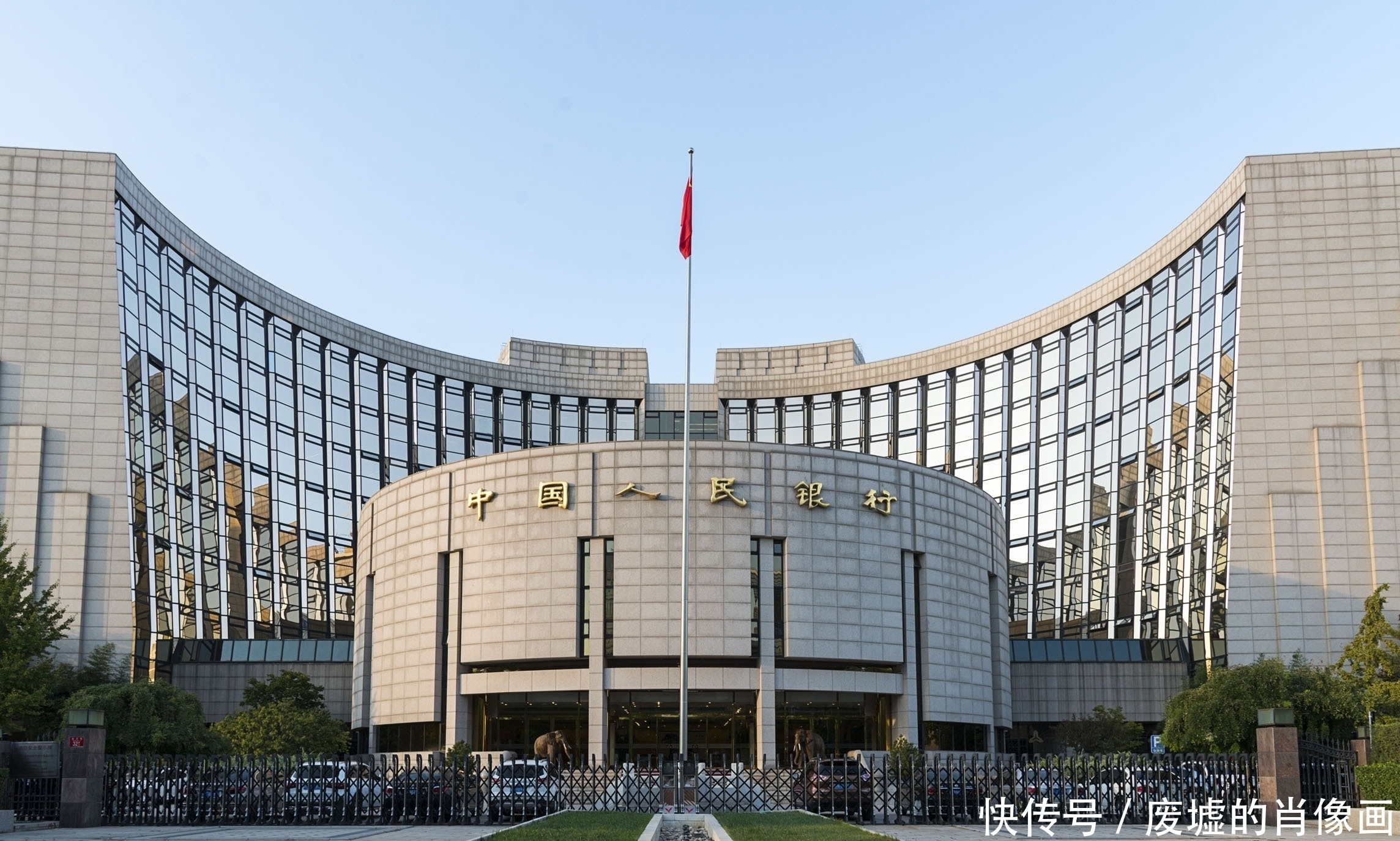 马云|绕开微信支付宝,央行选择让京东上位,刘强东到底好在哪?