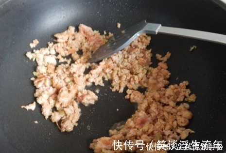 茄子|做肉末茄子时,下锅前做好这一步,茄子入味不变色,好吃不油腻