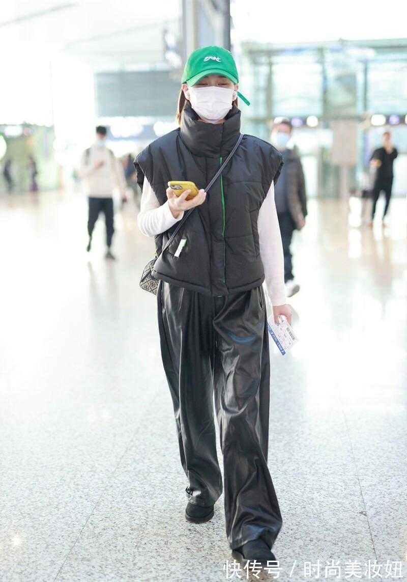 臃肿感|羽绒马甲怎么穿更洋气?学豪门千金何超莲搭配阔腿裤,时髦又减龄