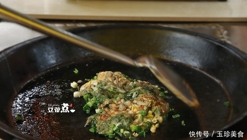 藏身拐角巷弄,一家小破店,只卖两种吃的,排队都排到大街上去了