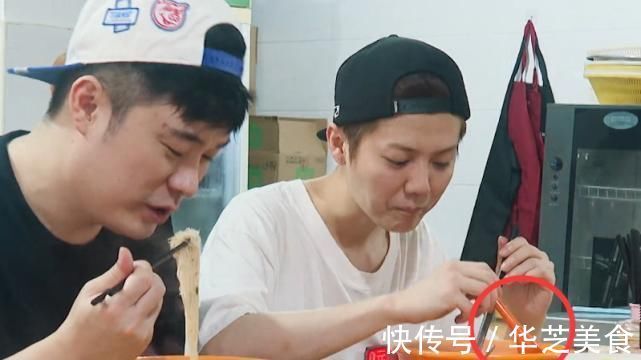 鹿晗没吃到海鲜，谁注意他往面里放了一瓶啥？暴露男神的真实口味