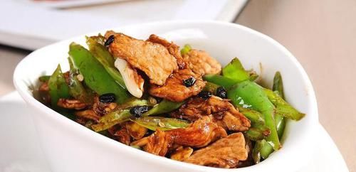无论炒什么肉，不要只会放淀粉，牢记2个技巧，炒肉鲜嫩又入味！