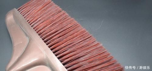 扫把上粘满了头发,试试这个方法,不脏手又方便,邻居见了纷纷学