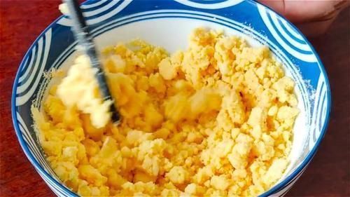 家里有面粉试试这样做,比馅饼简单,比包子好吃,我家一周做3次