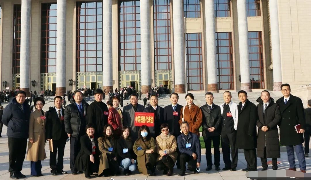 造型|姜还是老的辣!53岁周涛穿旧衣撞衫49岁孟晚舟,输年龄却赢穿搭