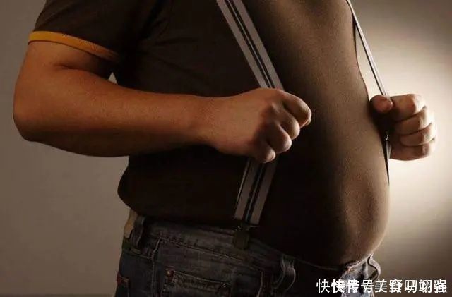 男性开始衰老,身体会有3个地方“变大”,希望你一个也没有