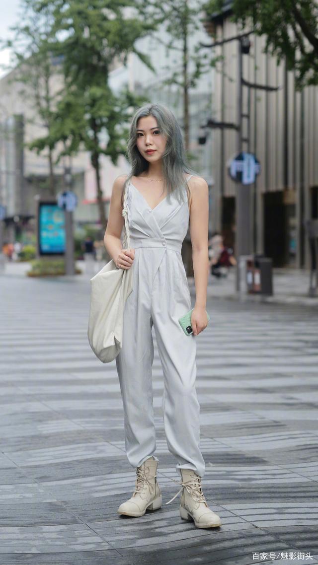 三伏天穿什么时髦的姑娘穿吊带,清凉舒适又显身材,一举两得