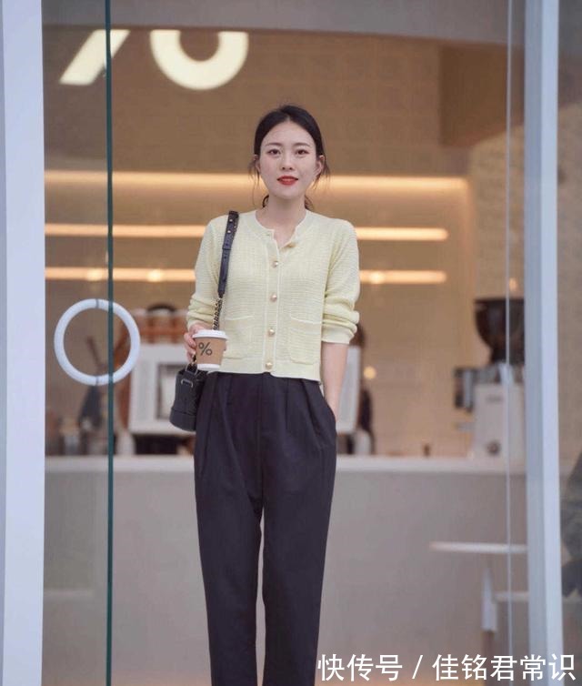 条纹 日系风格才是女性最爱的针织开衫搭配黑色长裤,确实很时髦!