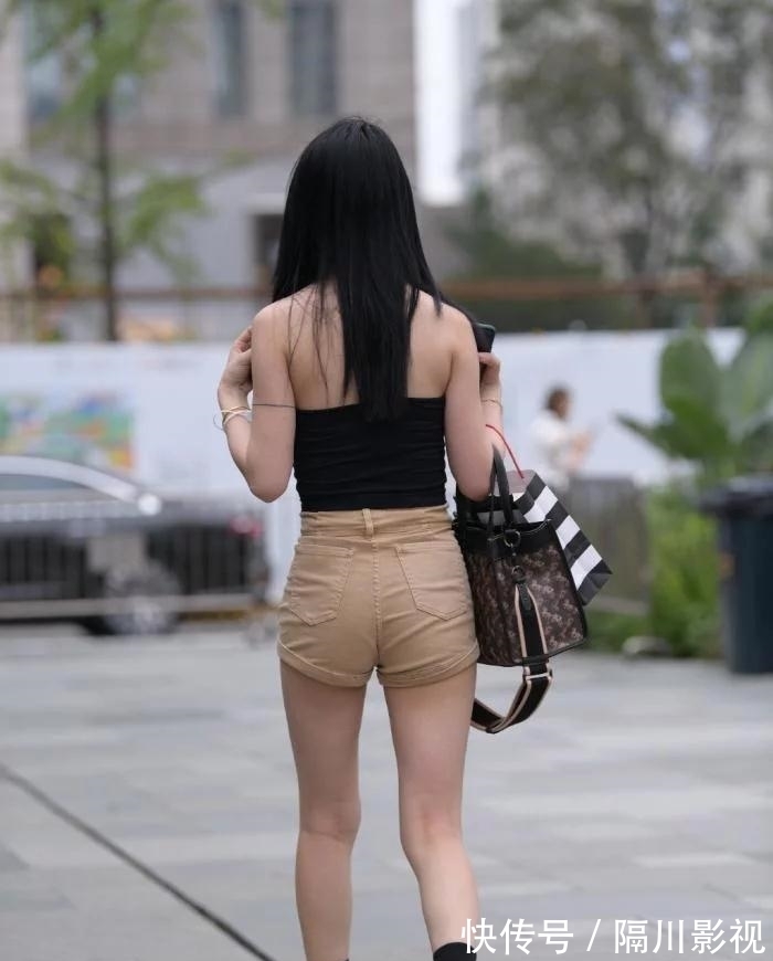 大框眼镜 别致抹胸搭配大框眼镜, 个性又有气质!