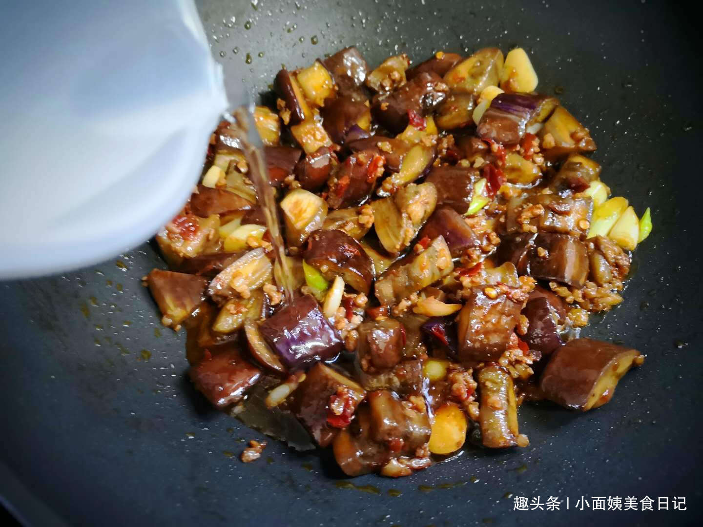 炒茄子时,先放油就大错特错了,多加一步,茄子不吸油还软嫩!