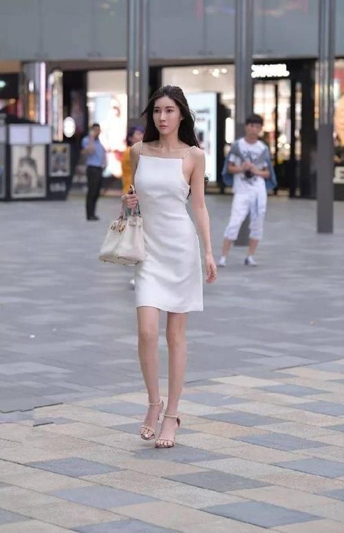 纯白色|美女脚上搭配一双气质的高跟凉鞋，看上去会显的更加的精致