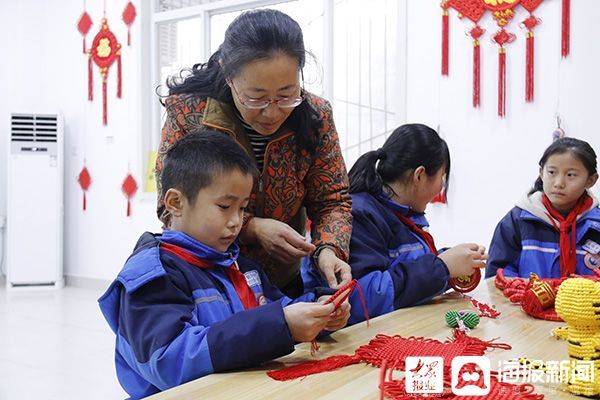 小学生|【新春走基层】聊城茌平小学生沉浸式体验编织中国结