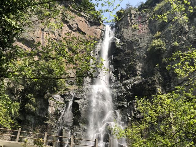 浙江宁波最有名的一座山，靠瀑布出名，一到周末游客很多去爬山