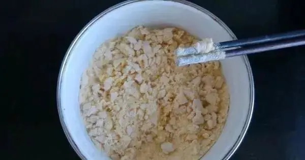 蚯蚓钓鱼难上钩?教你面粉做饵料,50米通杀鲫鲤草,30年难求