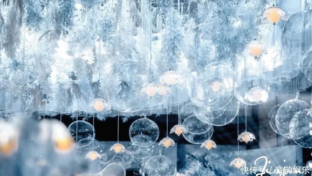 通透蓝的童话婚礼,有漂浮在海上的泡沫,和静谧的海棠花开