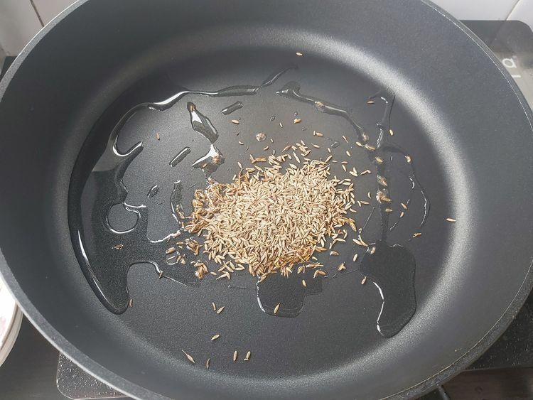 孜然搭配牛肉炒一炒，鲜香入味，比外面的烧烤还好吃