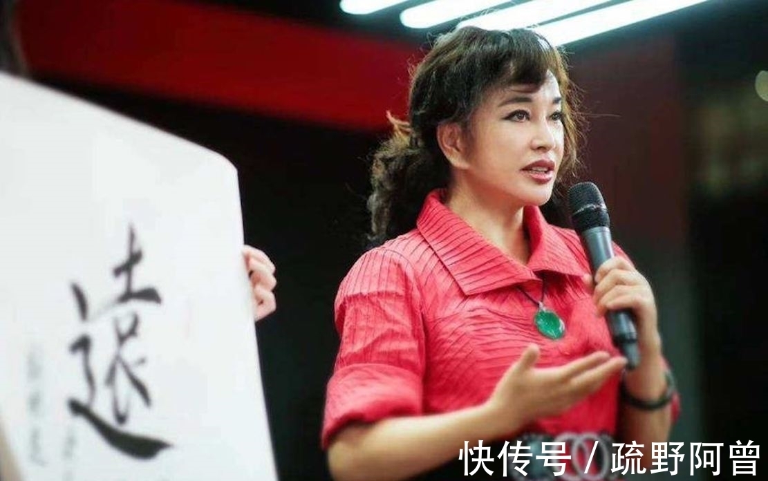 书法#刘晓庆写了四个字自己拍手称赞,网友:错了两个,真是书法天才