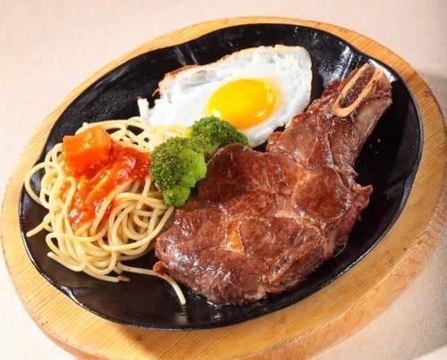 服务员|迪拜朋友请客吃牛排,中国小伙一口吞了盘里的煎蛋,服务员土鳖