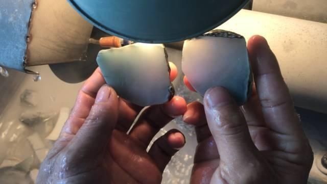 入手|美女坚持入手的满裂翡翠原石,3刀切下去,货主瞬间不敢说话了