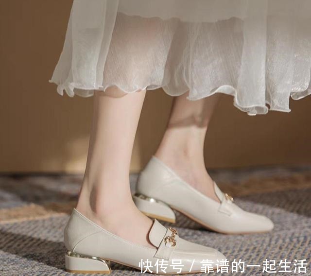 单鞋 今年早秋流行这几种质感鞋子,尽显优雅时髦品味,让穿搭变得高级!