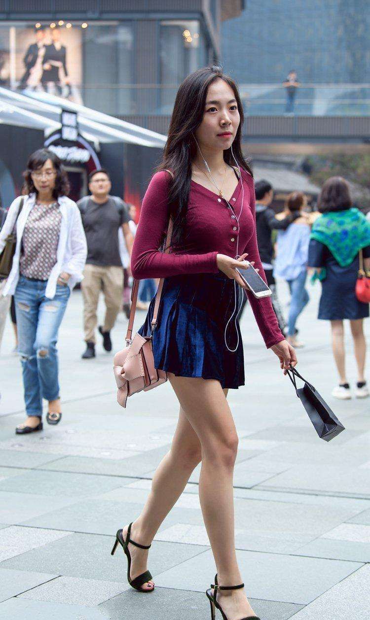 小蛮腰|自信大方的长发美女,穿浅蓝色吊带连衣裙,优雅又迷人