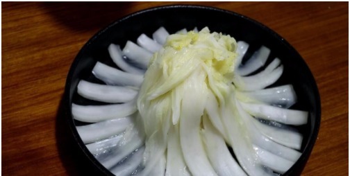 好吃|天冷最爱吃的一道菜,教你大白菜的新做法,酸辣爽口,比炒着好吃
