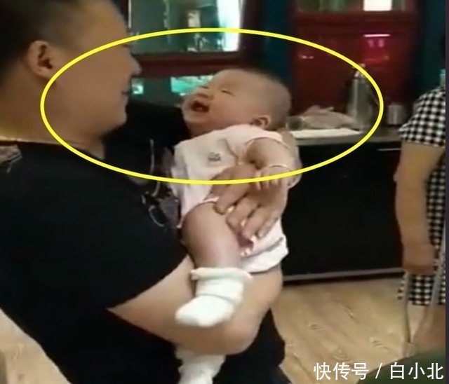 全家|舅舅第一次抱宝宝,接下来宝宝的动作,把全家人逗笑了