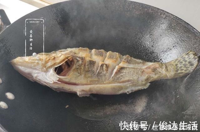 它是“四大淡水名鱼”之一，肉嫩刺少，可与刀鱼媲美，孩子要多吃
