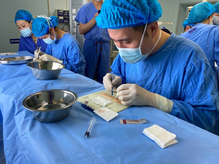 女孩20多岁发际线异常增高，自体毛囊植发手术解社交恐惧