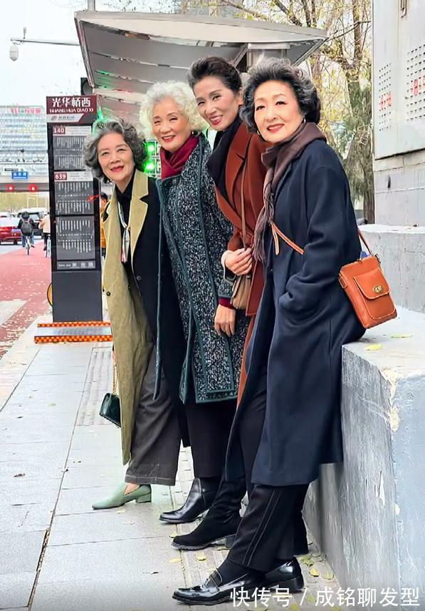 豆绿色 老年人穿搭就服这几位“时尚奶奶”,精致优雅大气,时髦又显年轻