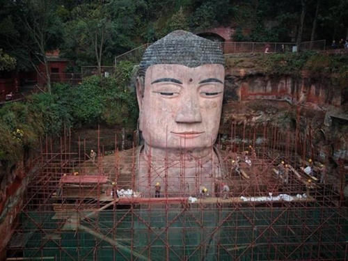 老年|乐山大佛颜值进化之路：摘掉美瞳和假发，从流浪汉变白净佛祖