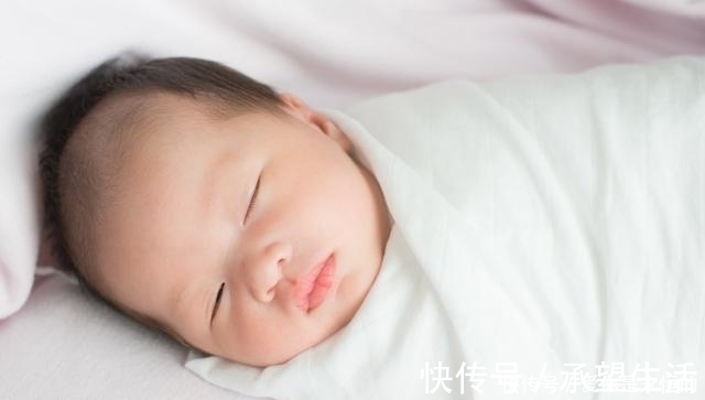 宝宝|新生儿出生后手爱乱抓,抓不到还哭闹,原因很搞笑,妈妈赶紧安慰