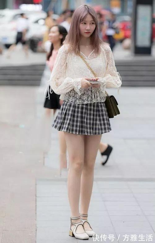 美女|美女的穿搭非常简单,却非常显身材,显气质
