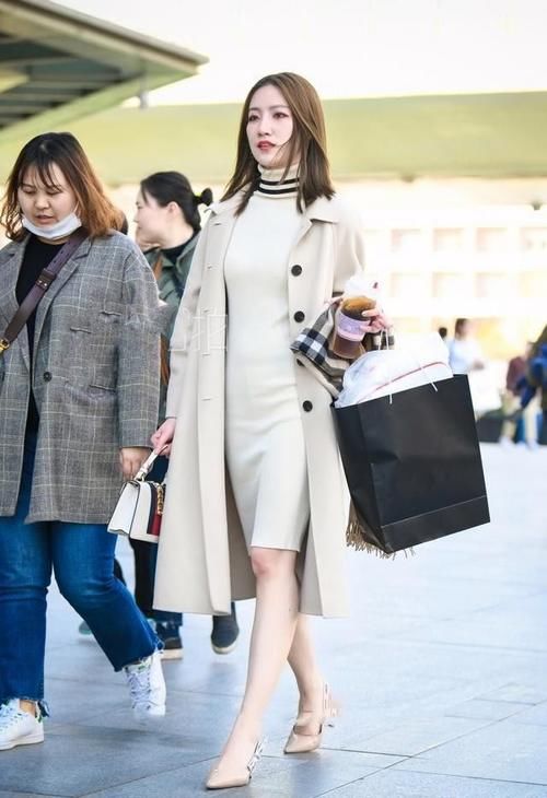 连衣裙|米白色长款风衣，配高领连衣裙，优雅气质搭配展现好魅力！