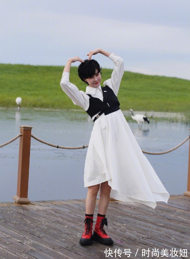 内衣|郁可唯也太时髦了!穿“粉色羽绒服”配粉色帽子,减龄又洋气