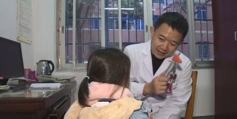 幼儿园|幼儿园老师说,3岁女孩笑得怪异,检查后妈妈后悔耽误了治疗时间